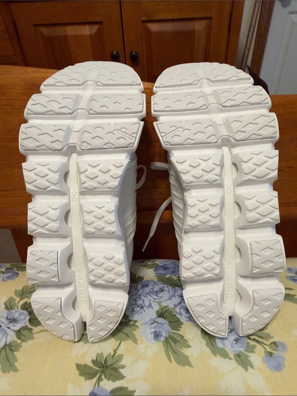 On Running Women’s Cloudswift White Athletic Sneakers - Picture 6 of 8
